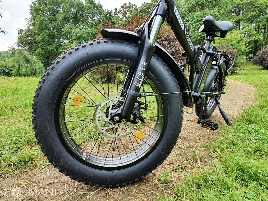 Шины 4–5 дюймов – главная фишка фэтбайка. Электромотор помогает крутить эти колеса там, где обычный велосипед встанет намертво.