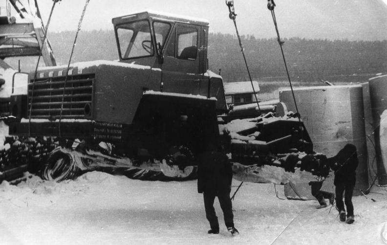 Фото автора. 80 годы двадцатого века. Без колёс и кузова, завис БелАЗ в воздухе.За бортом –30.