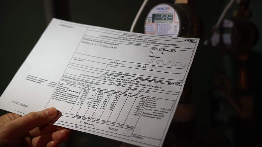 Жилищно-коммунальное хозяйство (ЖКХ) давно стало одной из самых болезненных тем для россиян. Каждый месяц миллионы семей с тревогой вскрывают конверты или открывают электронные квитанции, чтобы узнать сумму за коммунальные услуги. И почти всегда эта сумма вызывает недоумение, а иногда и возмущение. Почему тарифы растут быстрее зарплат? Куда уходят наши деньги? И можно ли что-то сделать, чтобы хотя бы частично снизить нагрузку на семейный бюджет? Давайте разберемся.