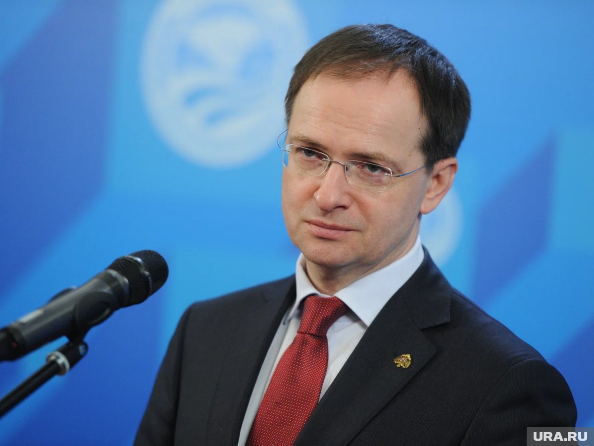     Владимир Мединский на переговорах в Женеве зафиксирует договоренности военных, считает политолог Кирилл Коктыш