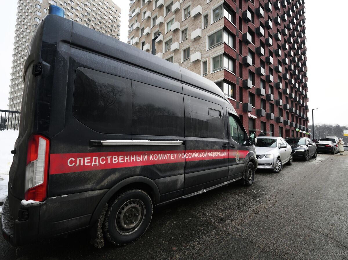    Автомобиль Следственного комитета РФ у дома, где было совершено покушение на убийство генерала Минобороны РФ Владимира Алексеева | © РИА Новости / Григорий Сысоев