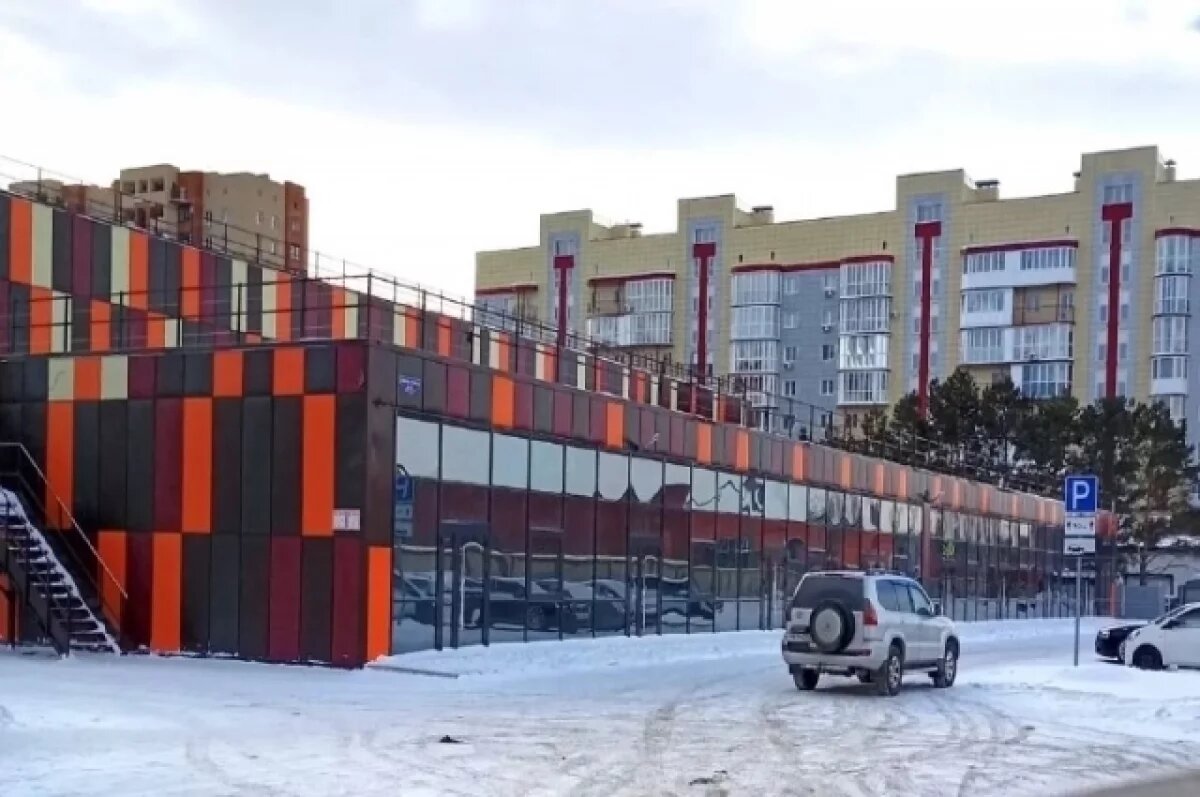    В Омске спустя восемь лет построили автостоянку