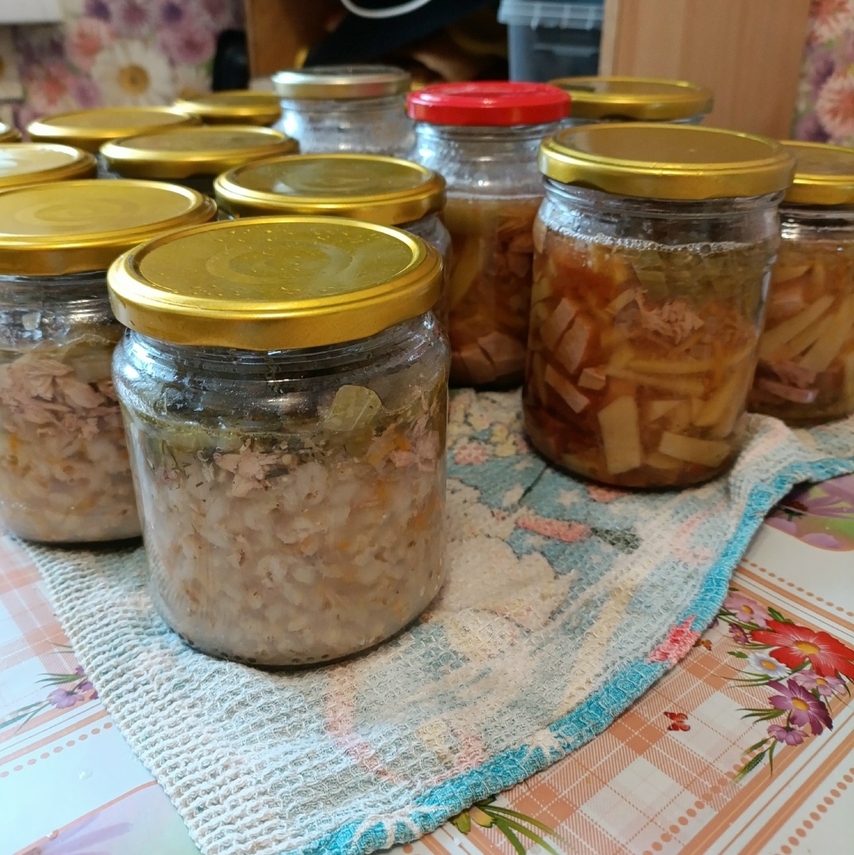 готовые рассольник и солянка