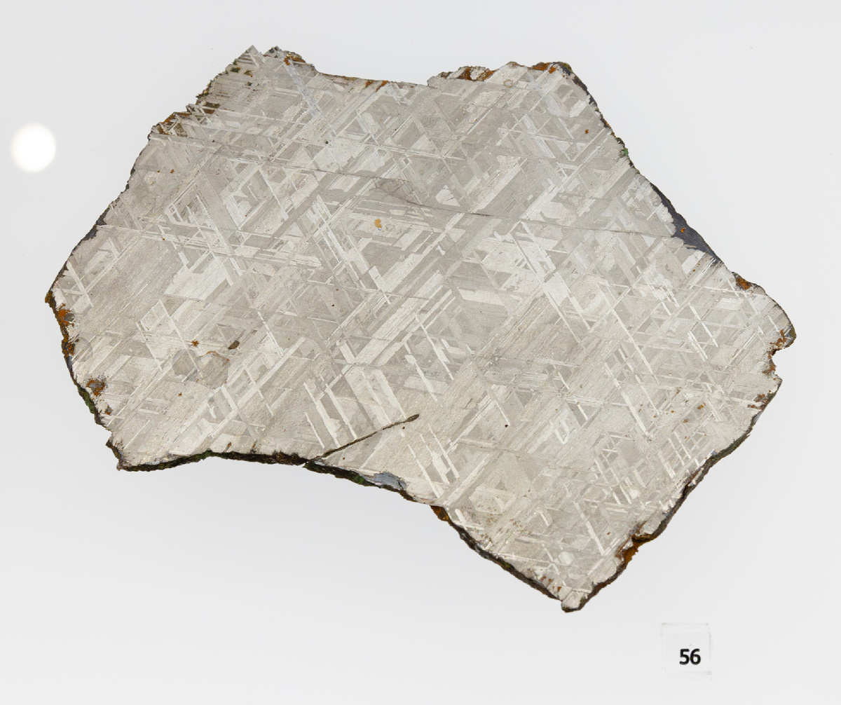 Видманштеттеновы структуры. Пластина железного метеорита Muonionalusta (октаэдрит), находка 1906 г., Лапландия (Швеция), размер 150х110х3 мм. Метеоритная коллекция Московского планетария № 56.