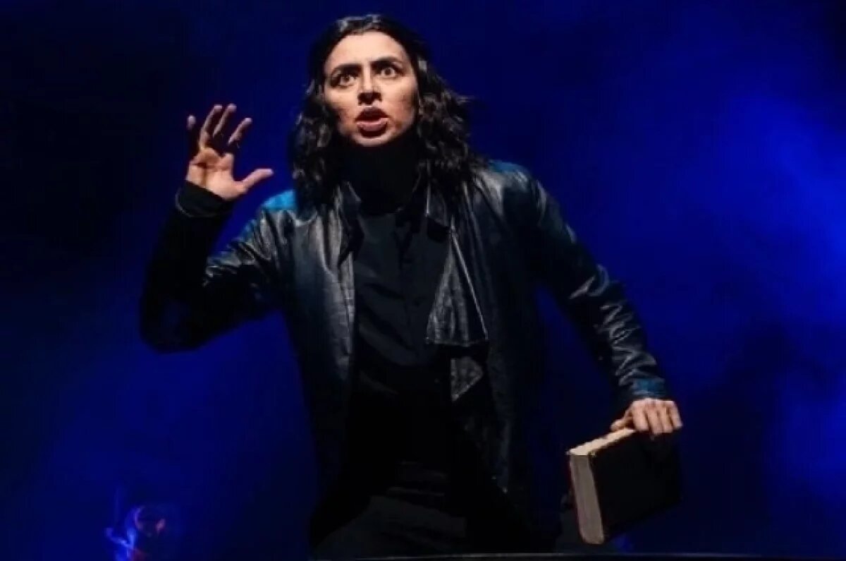    Гамлета играет Яна Прыжанкова.