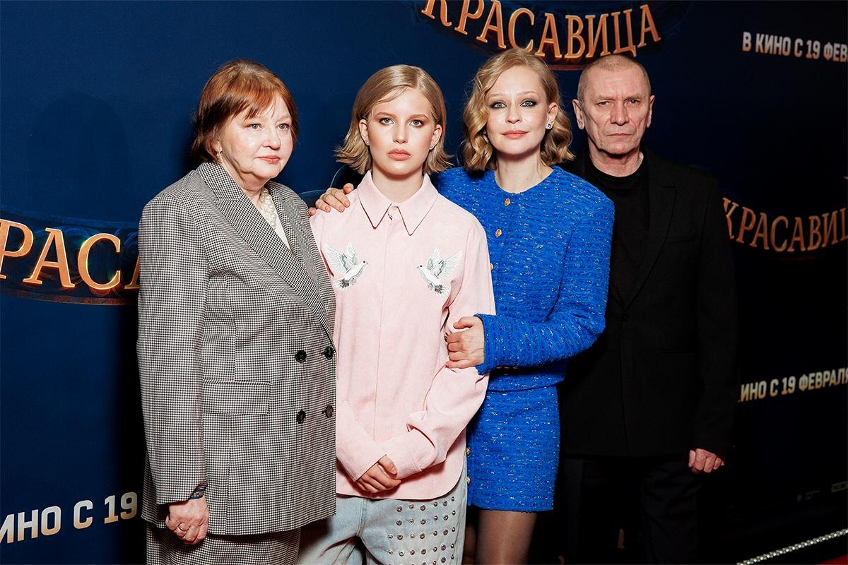 Пресс-служба «Вольга»📷Юлия Пересильд с родителями и дочерью