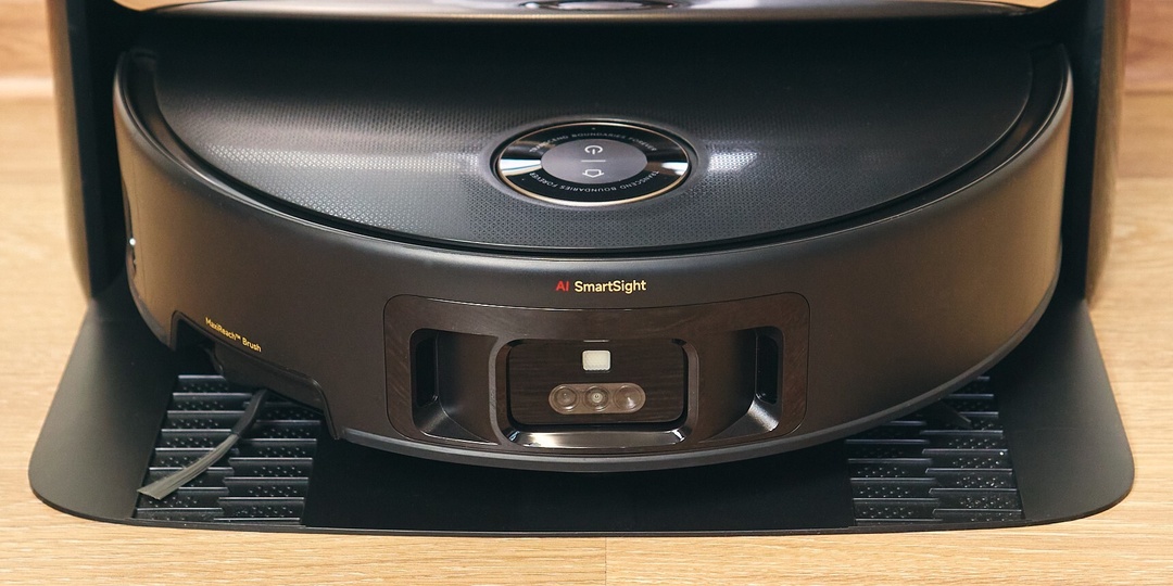 Этот робот-пылесос умеет перелезать через пороги и нырять под низкую мебель