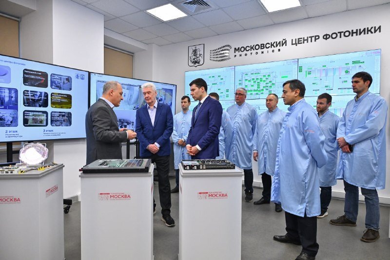   Владимир Путин отметил, что в конце прошлого года был успешно открыт первый в России центр фотоники. Производство фотонных интегральных схем, позволит повысить скорость передачи данных. Источник фото: Телеграм-канал Телеграм «Мэр Москвы Сергей Собянин».