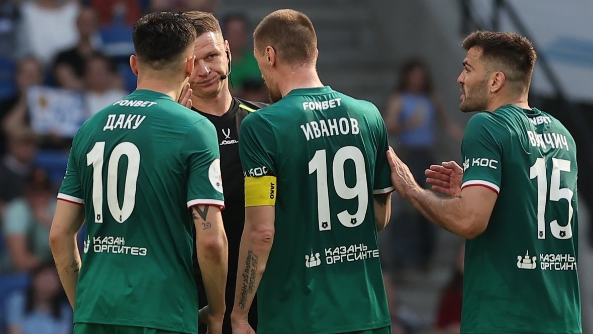    Игроки «Рубина» Мирлинд Даку, Олег Иванов, Игор Вуячич и судья Сергей Чебан.Александр Федоров