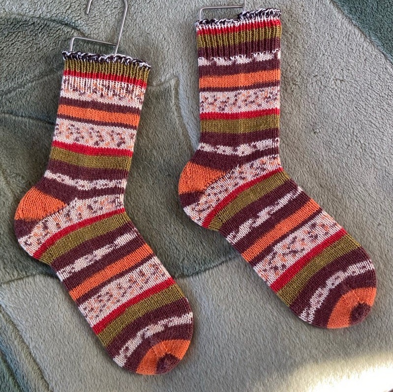 Мои носочки от мыска связаны на Вулторговских 2,2 с синим тросиком