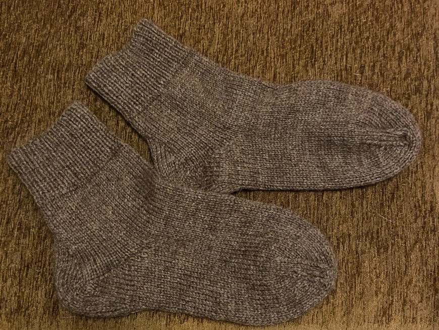 Первые носки мужу - связаны на треугольных спицах (желтый набор)