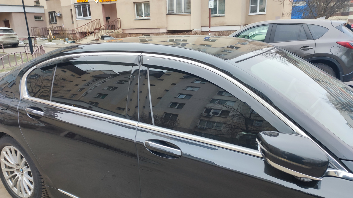 Боковые дефлекторы выглядят как штатный элемент остекления