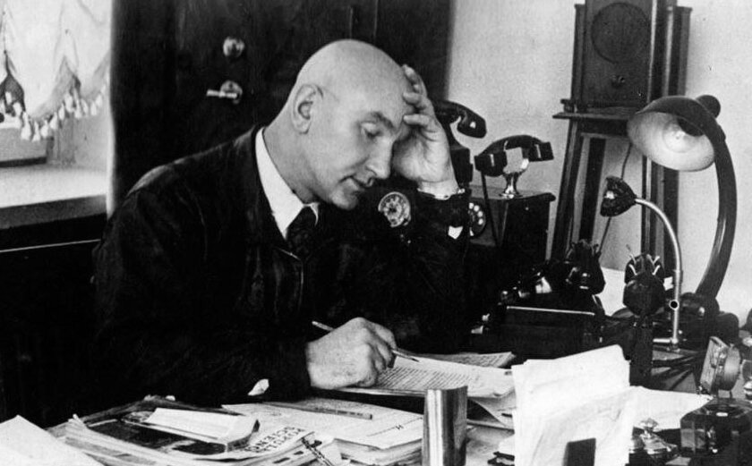 Александр Микулин в рабочем кабинете © Архивное фото