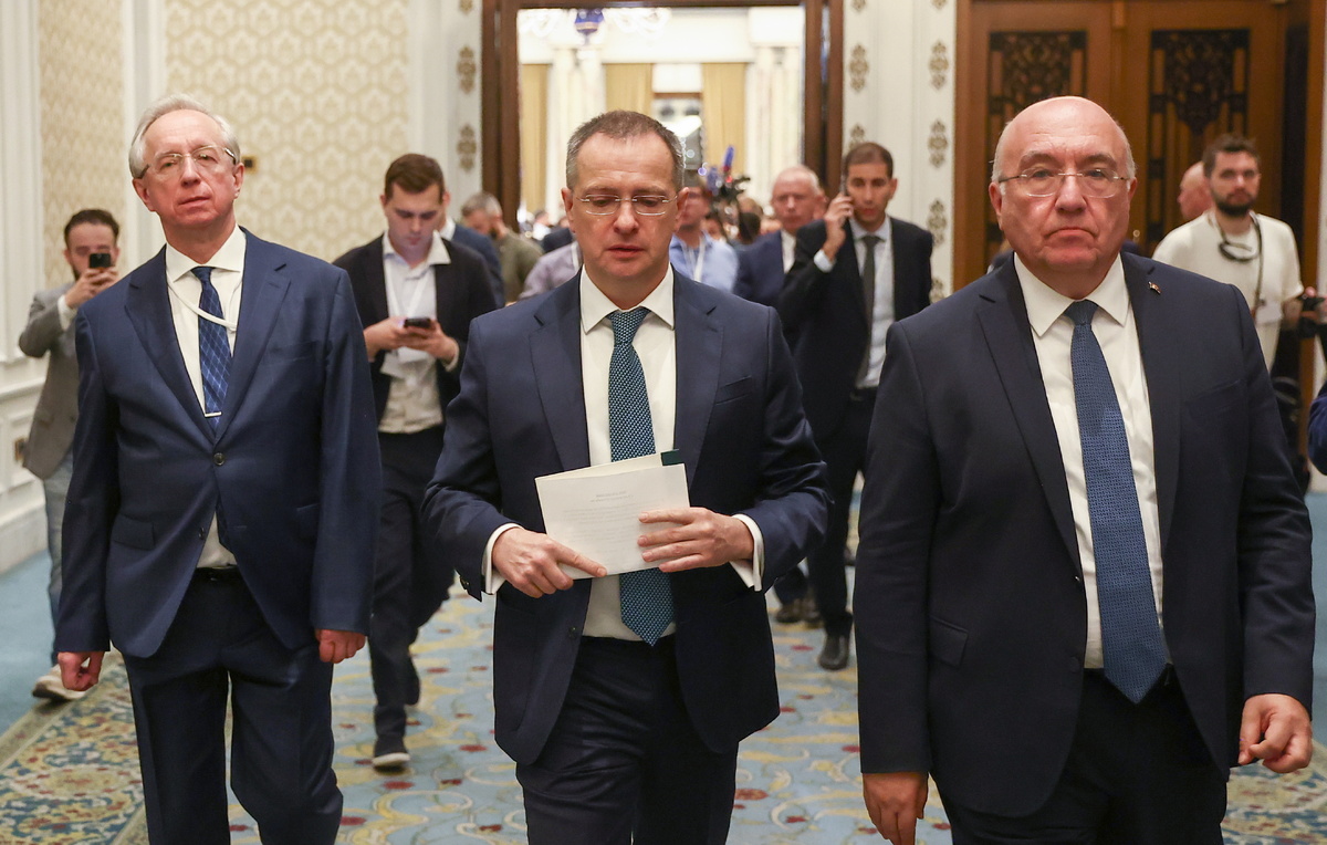    Помощник президента РФ Владимир Мединский (в центре)  Александр Рюмин/ТАСС