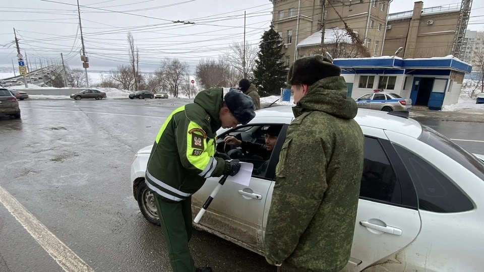 У саратовского моста военные следователи поймали два десятка уклонявшихся "новых россиян"