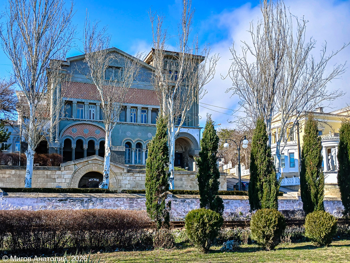 Слева вилла Виктория, справа дача Милос.