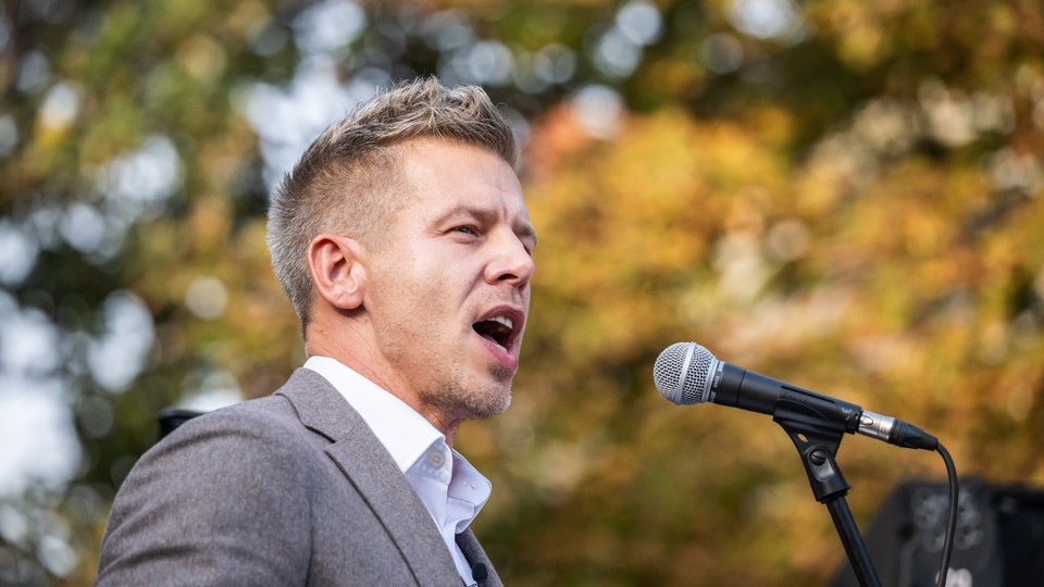 Скрытая камера и разобранная кровать: соперник Орбана на выборах попал в секс-скандал