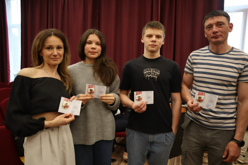    Семье сегежских медиков Алексея и Оксаны Вирки вручили государственную наградугазета «Доверие» / ВК