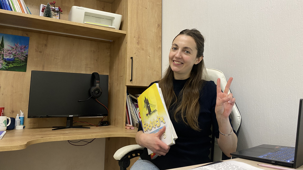 600 слов и 10 конструкций - этого достаточно в начальной школе. Главное, научить ребёнка строить предложение по смыслу.