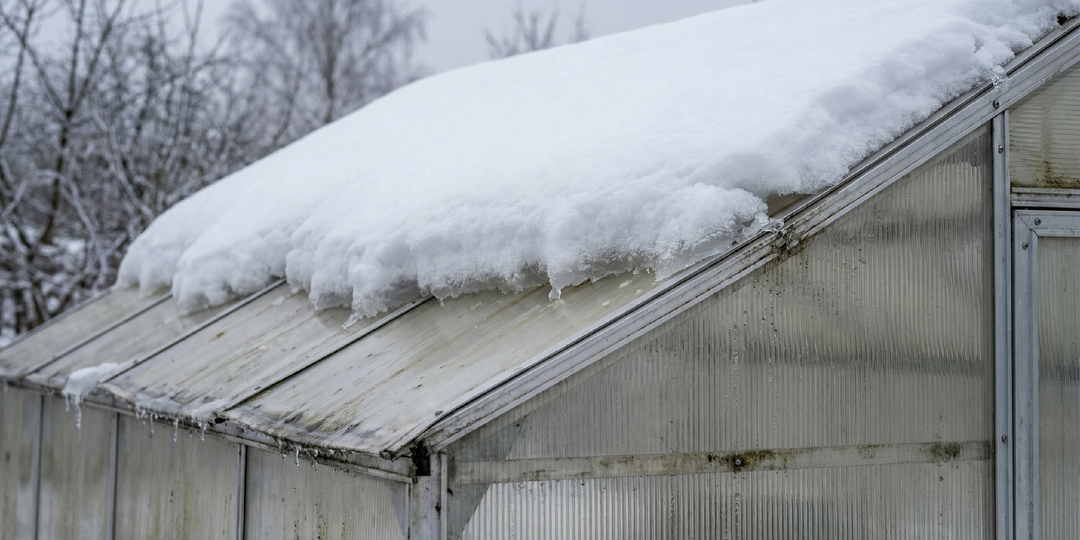 Снег на теплице: сколько выдерживает каркас и когда есть риск обрушения