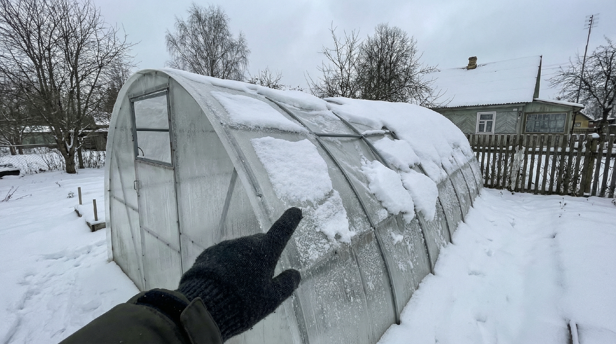 Начавшаяся деформация теплицы