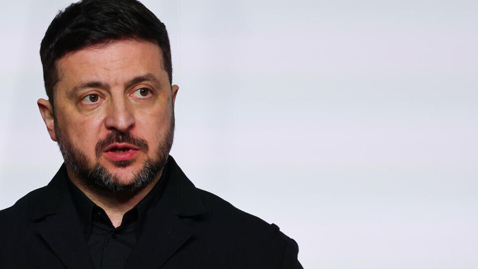     Женщины бреются налысо: украинцы ополчились против Зеленского и требуют мира Ludovic Marin/TASS