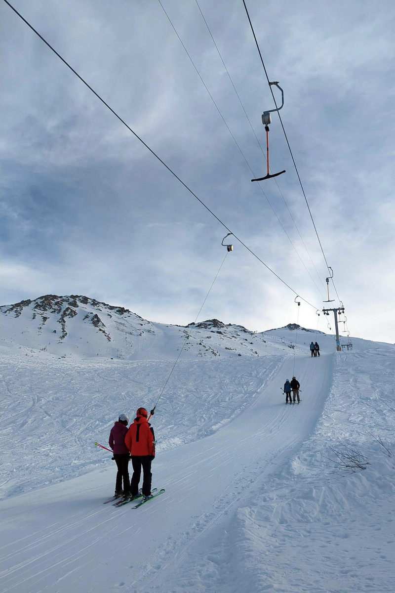 Первый подъём — самый сложный. Велика вероятность упасть на старте, и тогда вы остановите всю канатную дорогу, собрав на себе недовольные взгляды всей очереди. Те, кто уже находится наверху, но ещё не доехал и тоже встал, также будет вас ругать. Фото: Pexels