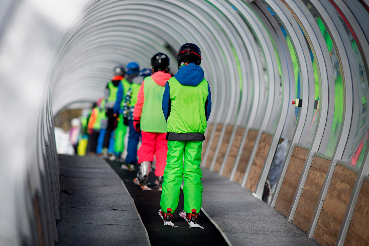 Как правило, этот вариант подъёма используют как дополнительный на небольших учебных трассах. Высоко в горы проложить такой маршрут очень сложно. Фото: Shutterstock