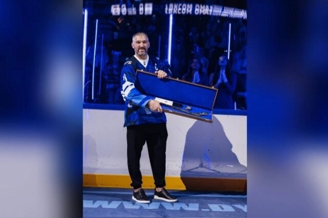    В 2025 году капитан клуба Национальной хоккейной лиги (НХЛ) «Вашингтон Капиталз» Александр Овечкин получил золотую клюшку от московского «Динамо» за свой снайперский рекорд. Кадр видео