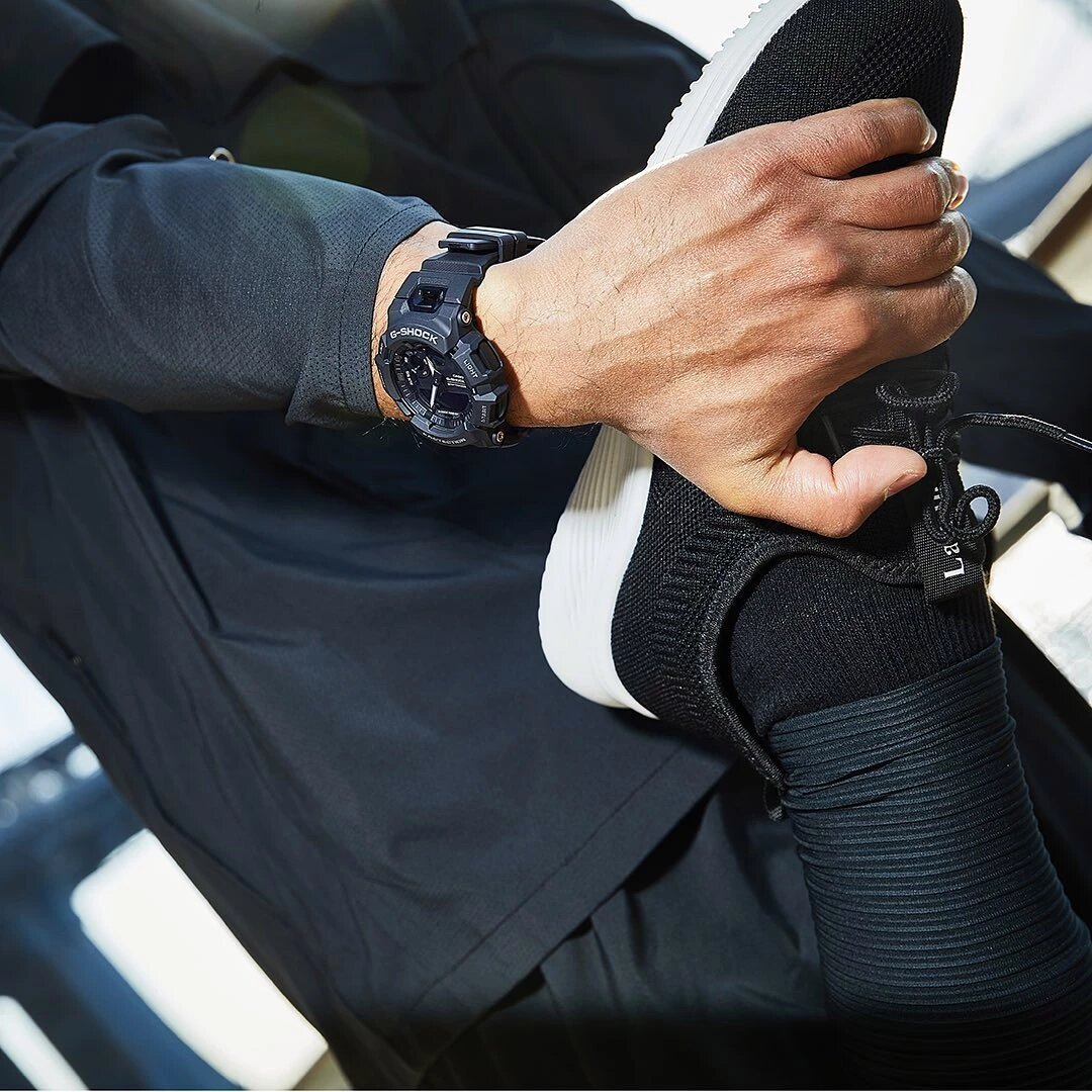 Часы выглядят солидно, массивно при сравнительно легком весе