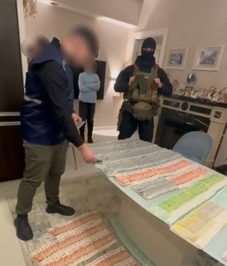    Стола не хватило, деньги пришлось раскладывать прямо на полу. ГУ МВД по Нижегородской области