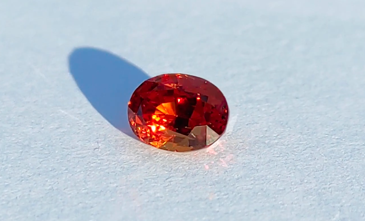 Спессартин с Мадагаскара 1,22 ct. Съемка: февраль, Санкт-Петербург, на открытом воздухе. камень горит так, словно напоминает о том, что жаркое лето с его огенными закатами уже не за горами))