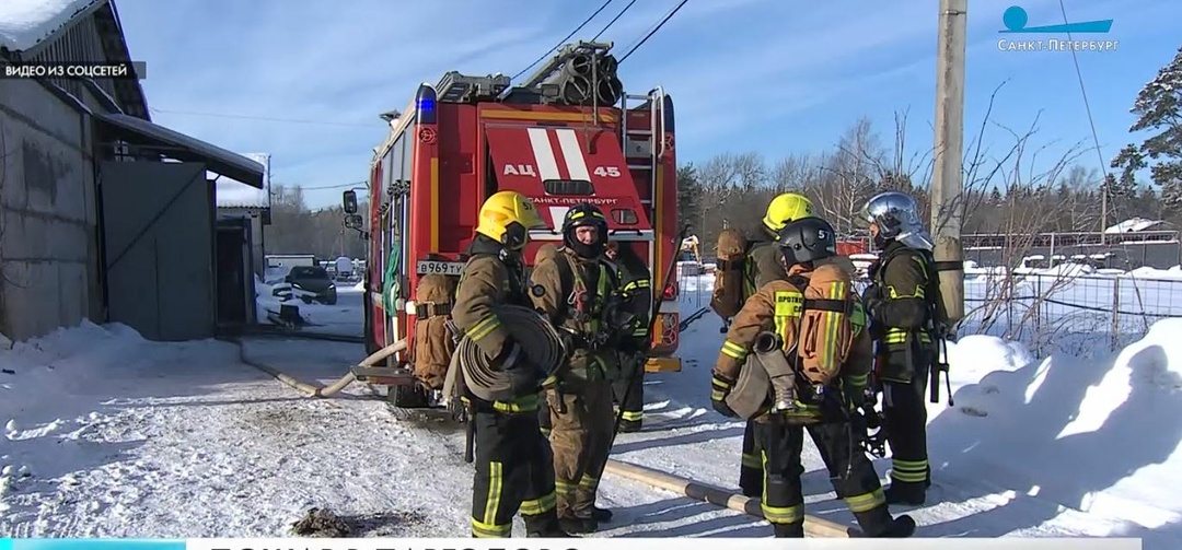 В Парголово огнеборцы тушили ангар с производством мебели