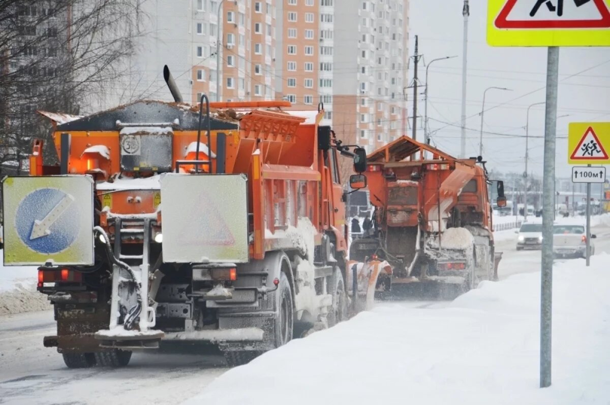    В Твери коммунальщики во время снегопада круглосуточно убирают снег