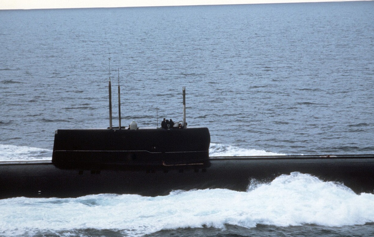 Советская подводная лодка проекта 661 в море (иностранное фото)