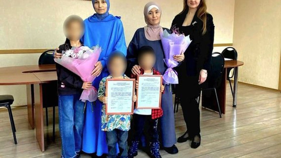 Девушка-мэр русского Сердобска попала в скандал, вручив квартиру семье таджика-двоеженца