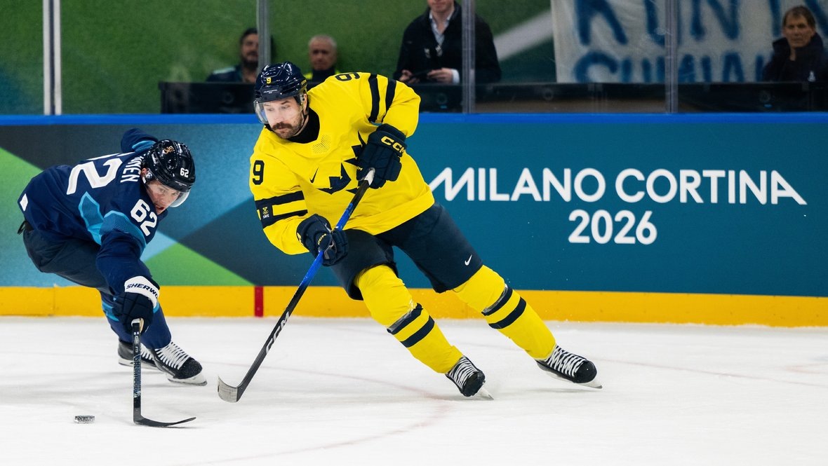    Нападающий сборной Финляндии Арттури Лехконен и нападающий сборной Швеции Филип Форсберг. Global Look Press