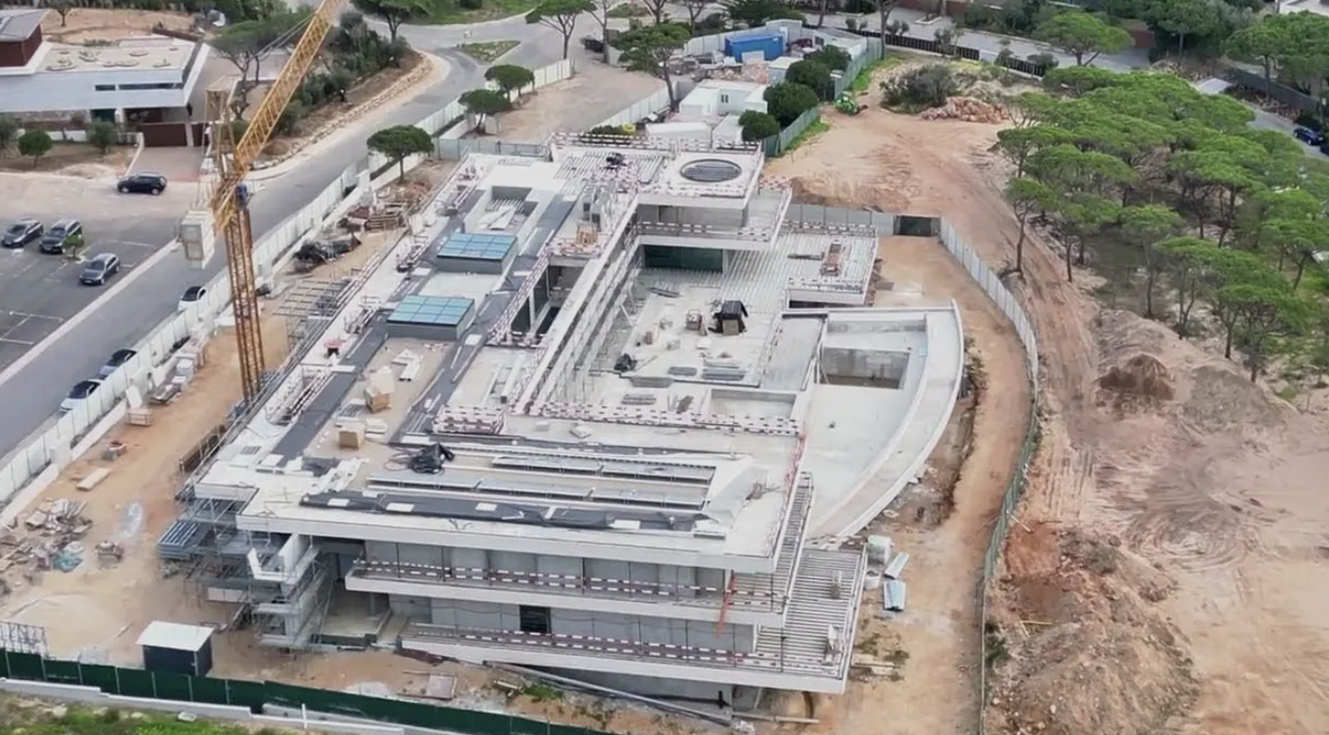 К дому прилегают гольф-поля - футболист рассматривал их покупку, но получил отказ от муниципалитета