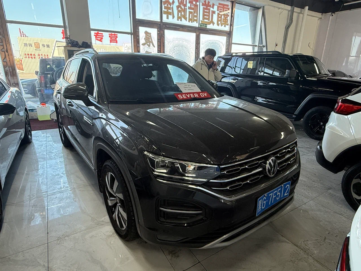 VW Tayron - вид спереди