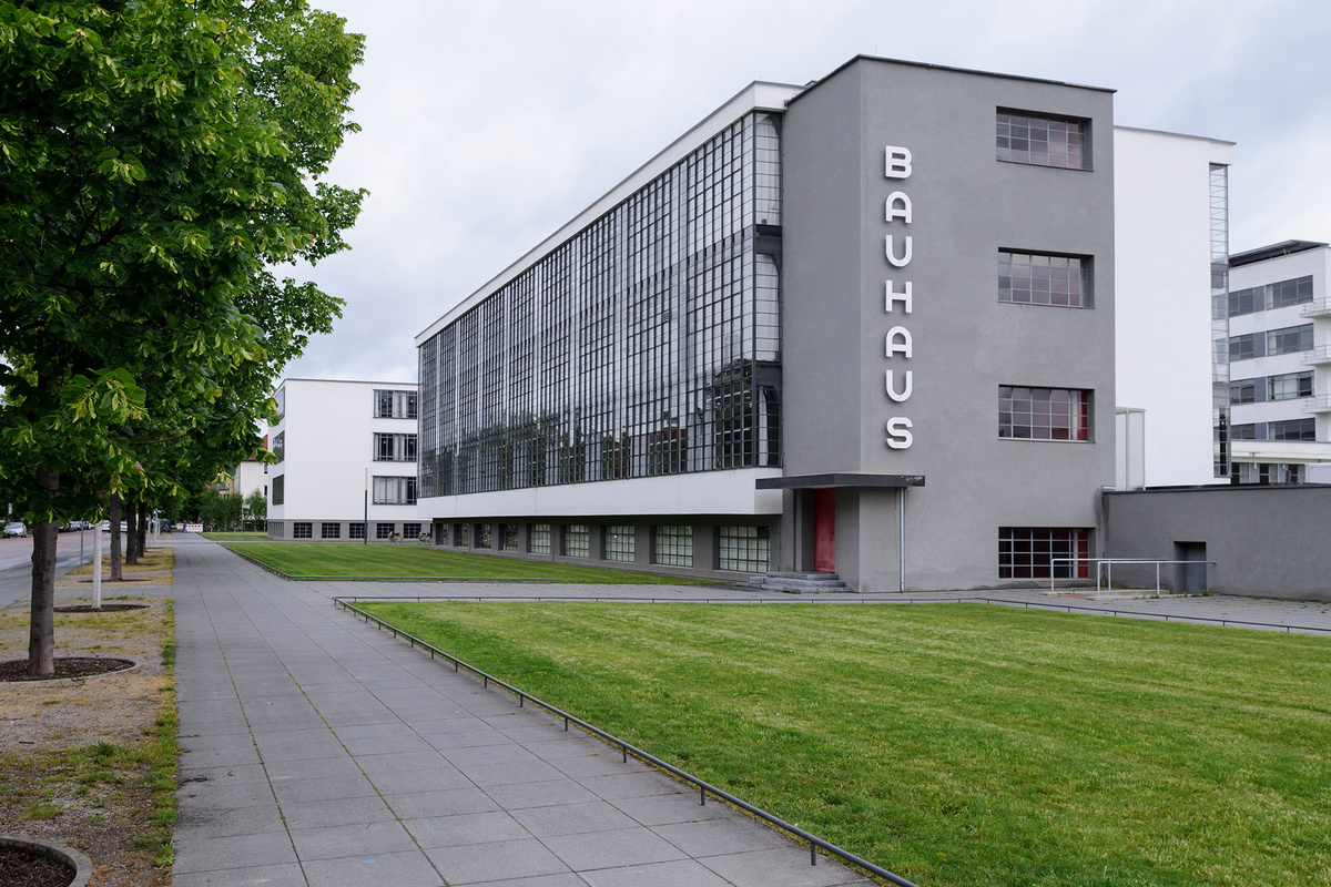    Государственный Дом строительства в Дессау-Росслау, который также был задуман как образец Баухауса, идеального для городской жизни. Здание спроектировано Вальтером Гропиусом