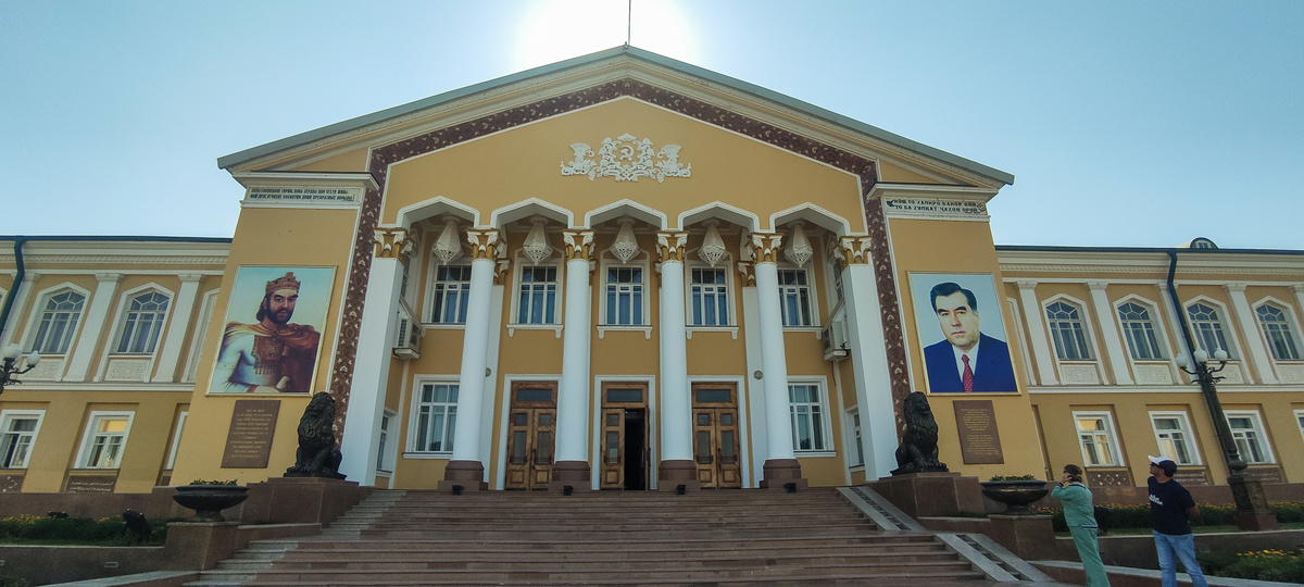 Дворец культуры Арбоб. Главный вход.