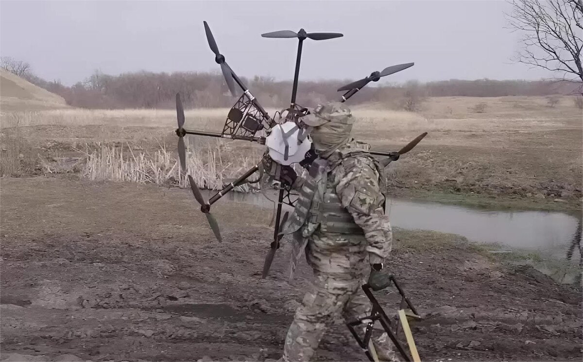   Российский военнослужащий с БПЛА «Баба-Яга» в руках