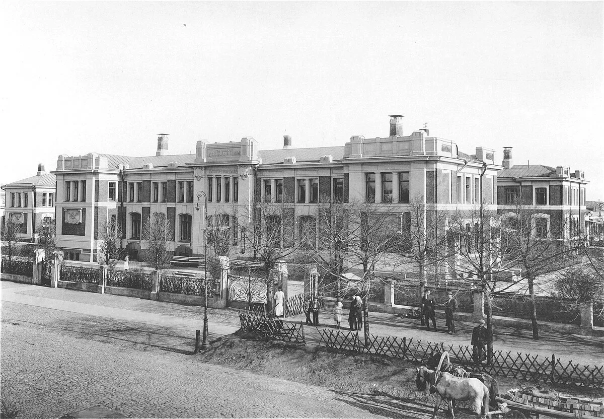 Больница тогда...