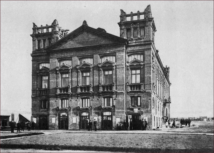    Народный дом строился на частные пожертвования