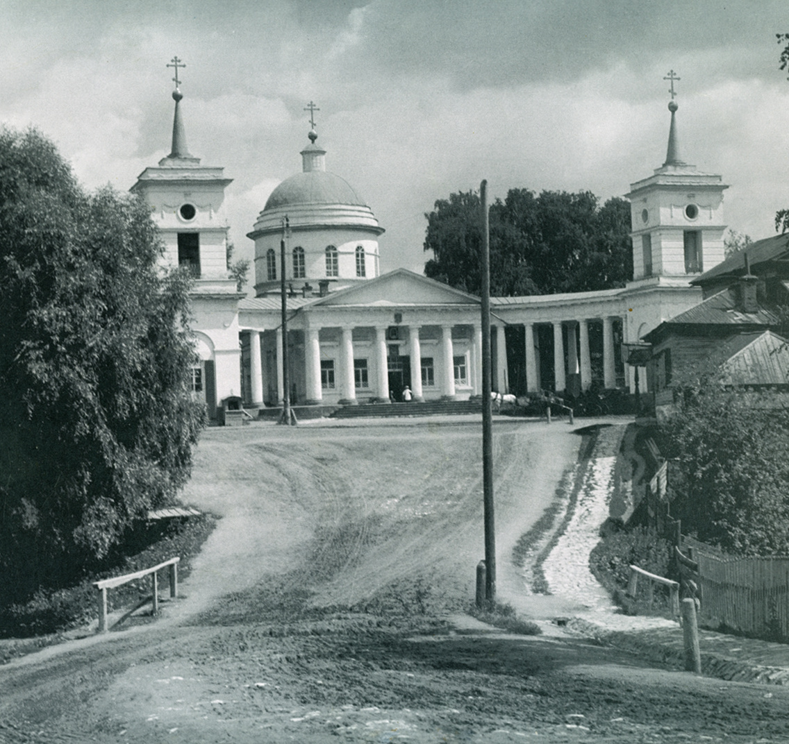 Перед Спасской церковью видна яма на месте бывшего русла Ногайки
