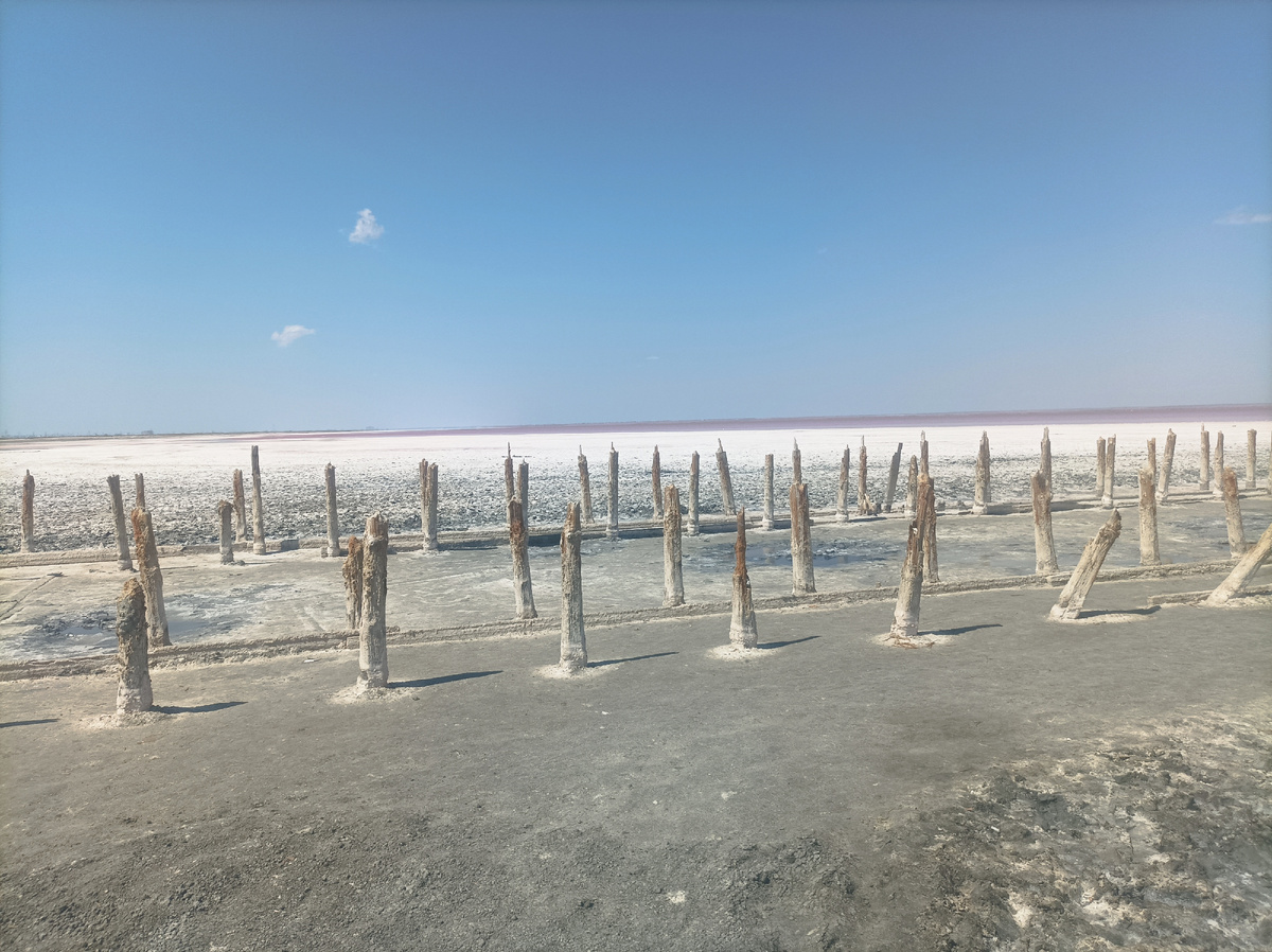 Розовая вода на горизонте встречается с голубым небом