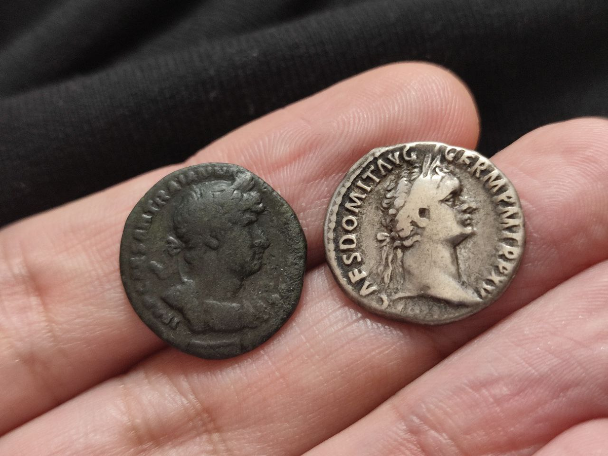 Слева монета лимесный денарий, справа монета серебряный денарий