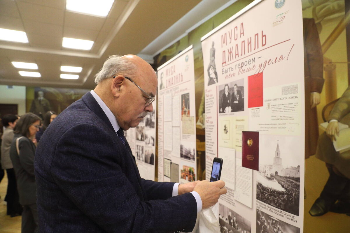 На входе в актовый зал, где и прошли сессии конференции, расположилась выставка «Муса Джалиль: между строк – вечность»Фото: © Михаил Захаров / «Татар-информ»