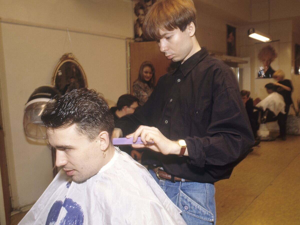    Визажист Сергей Зверев делает прическу певцу Богдану Титомиру | © РИА Новости / Владимир Вяткин