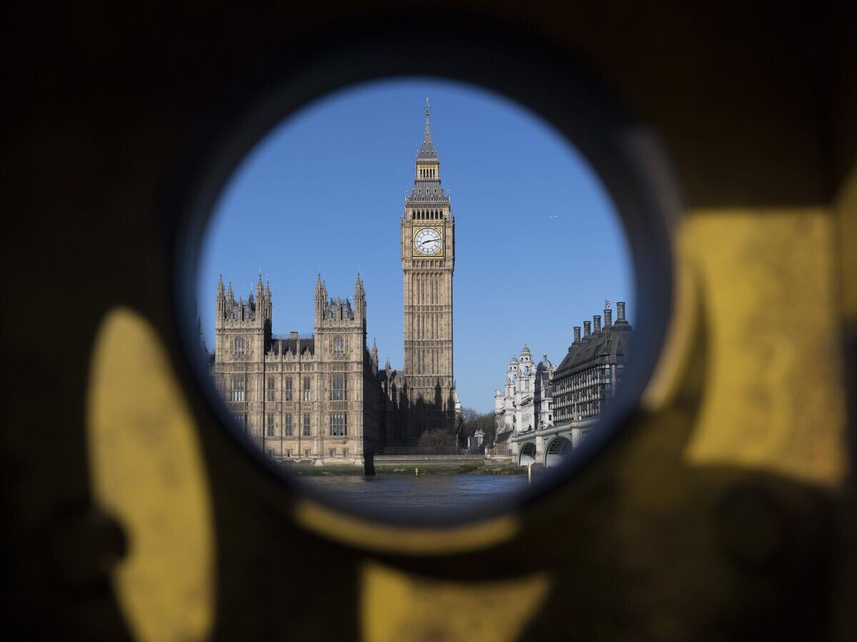    Вид с противоположного берега реки Темза на Вестминстерский дворец в Лондоне | © РИА Новости / Алекс Макнотон